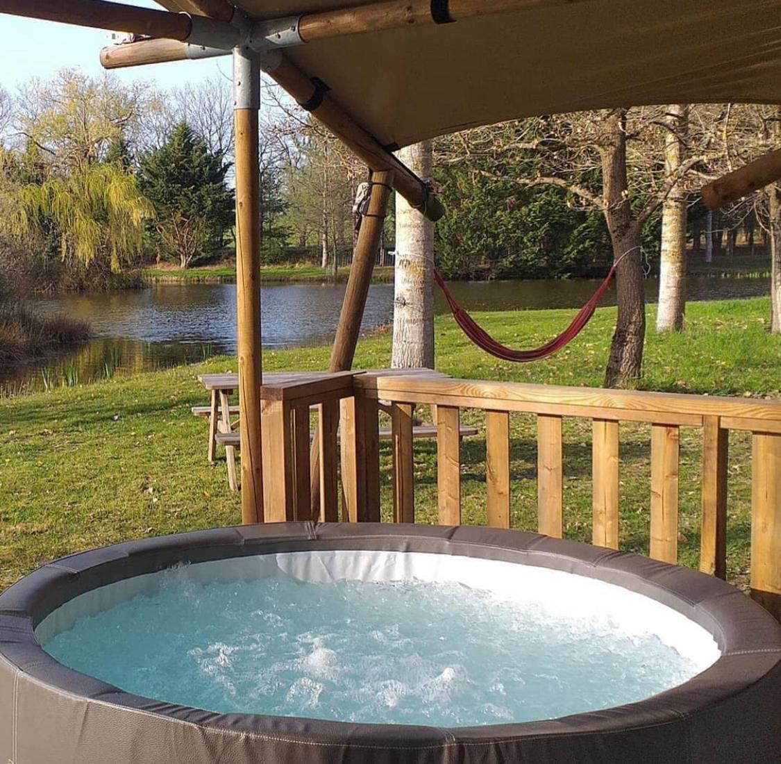 Tente Lodge Jacuzzi Privatif En Pleine Nature Thiel-sur-Acolin ภายนอก รูปภาพ